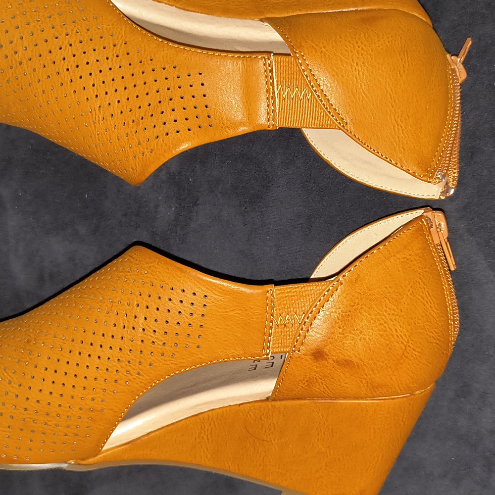 Journee Collection Aretha Brown D'Orsay Wedge Sandal Womens Size 9.5 - Picture 5 of 6
